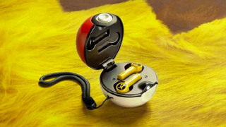 Razer acaba de ganar la guerra de auriculares inalámbricos con un modelo Pikachu que se carga en una Poke Ball
